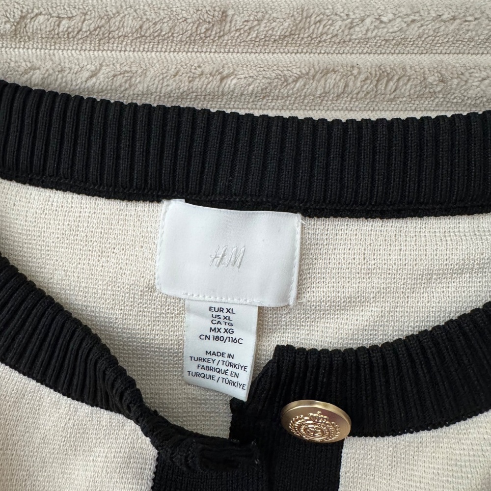 H&M Short Sleeve Cardigan with Gold Buttons - Picture 4 of 4